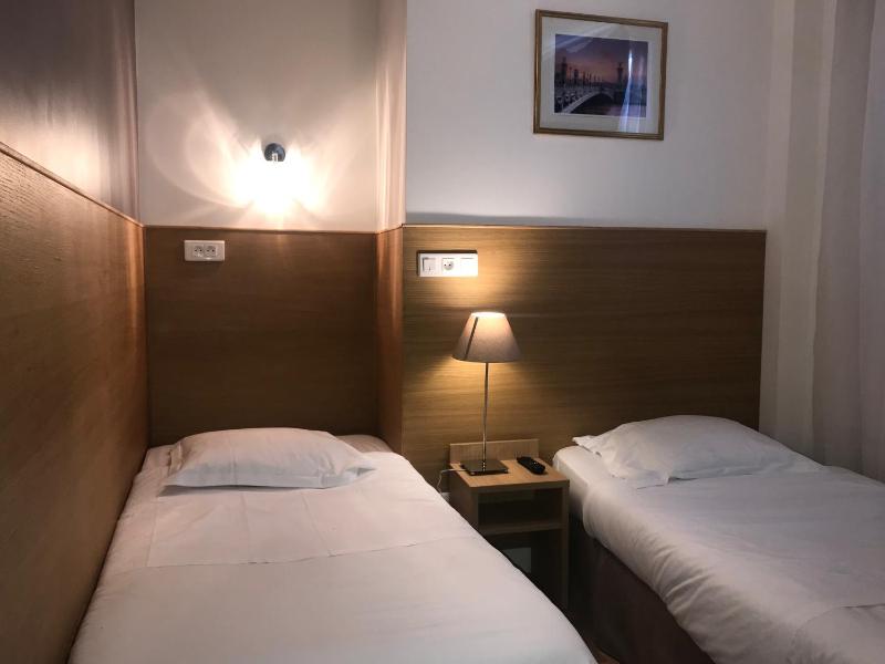 Twin Room with Shower image 1