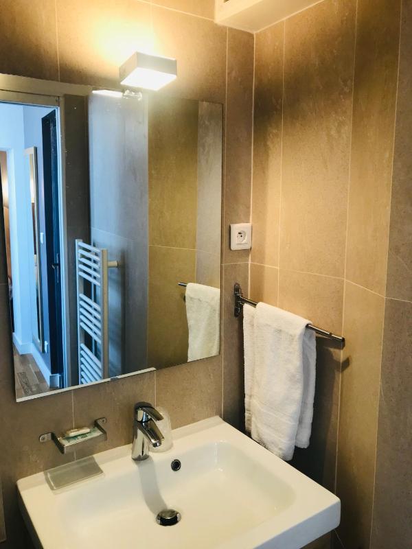 Twin Room with Shower image 4