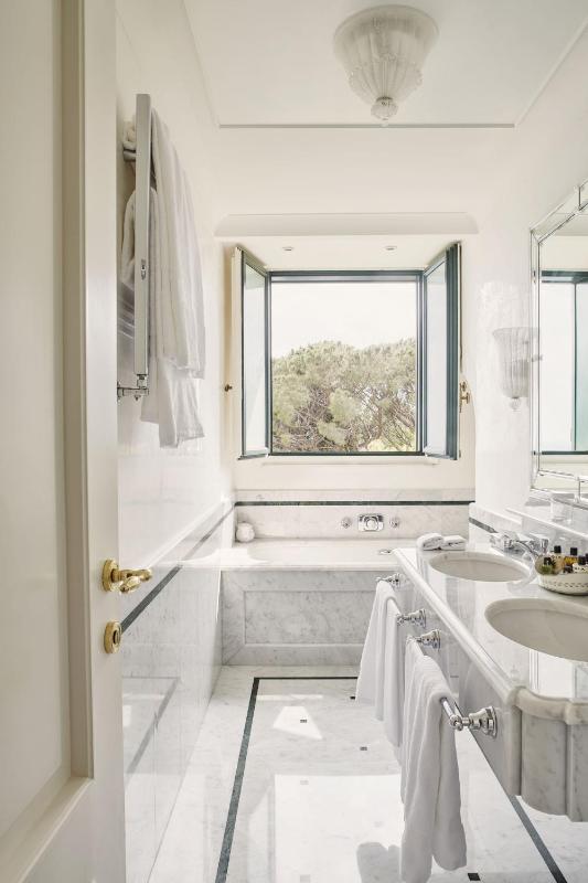 Deluxe Junior Suite with Balcony or Terrace and Sea View image 1