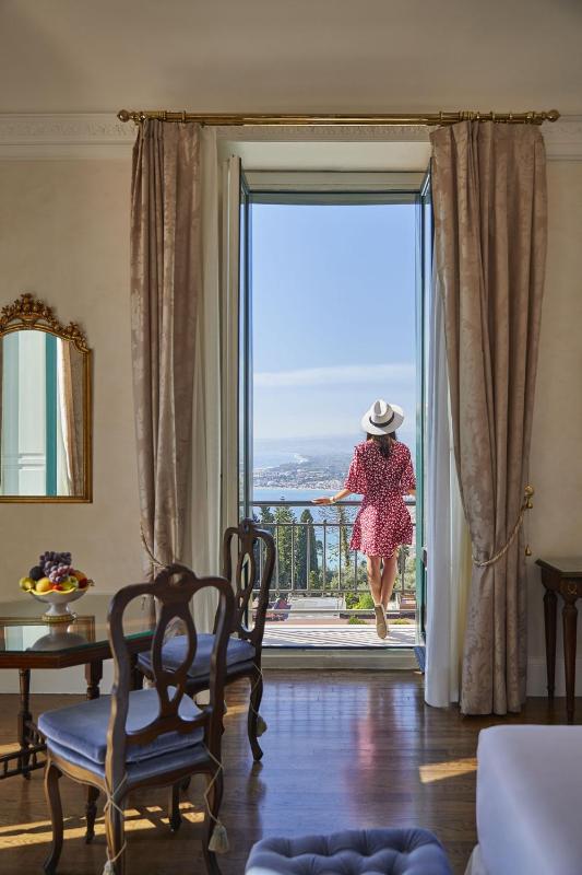 Deluxe Junior Suite with Balcony or Terrace and Sea View image 2