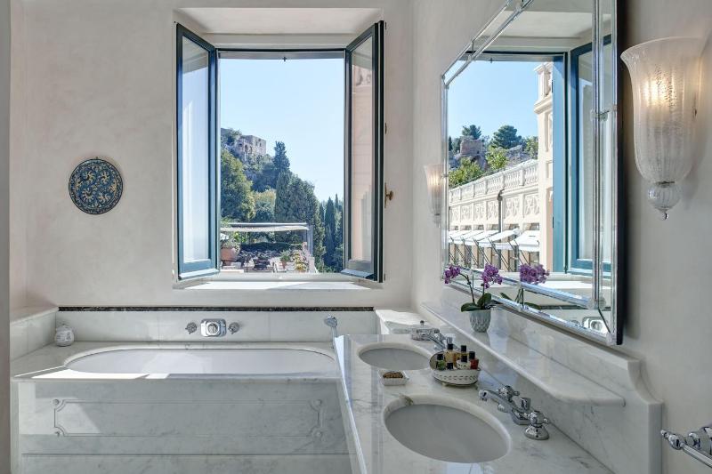 Deluxe Junior Suite with Balcony or Terrace and Sea View image 3
