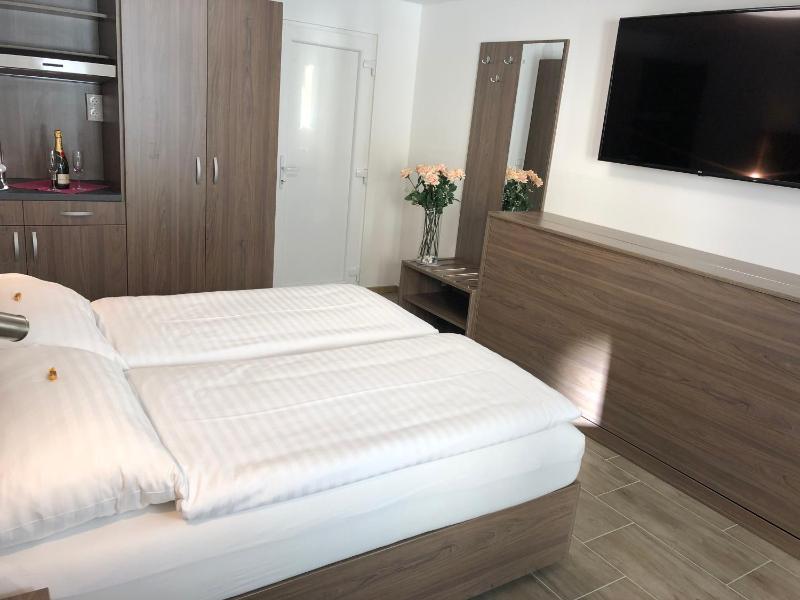 Comfort Triple Room image 3