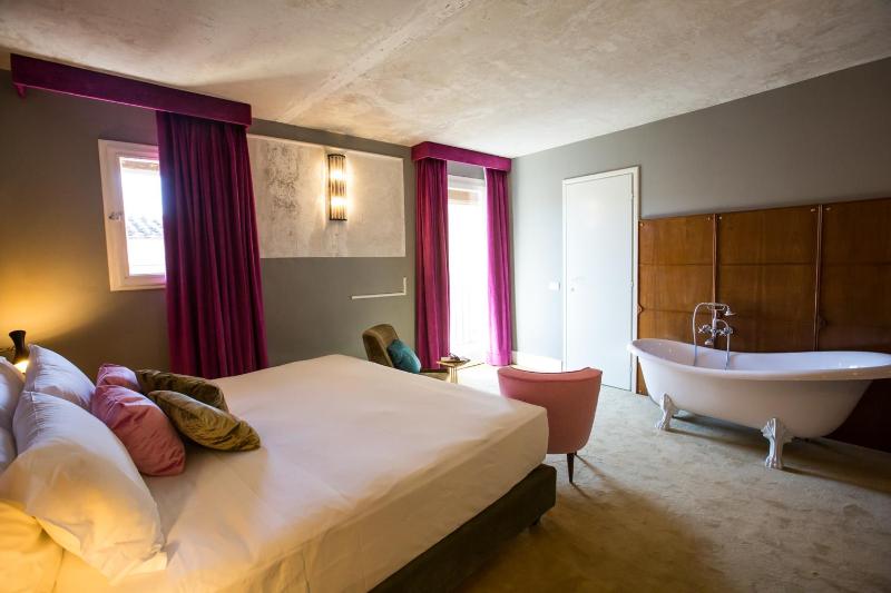 Deluxe Double Room image 3
