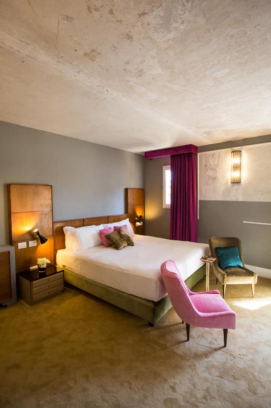 Deluxe Double Room image 4