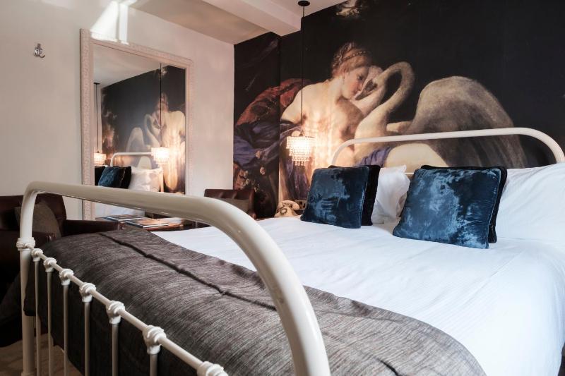 Grand Double Room image 4