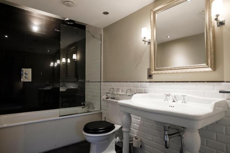 Grand Twin Room image 3