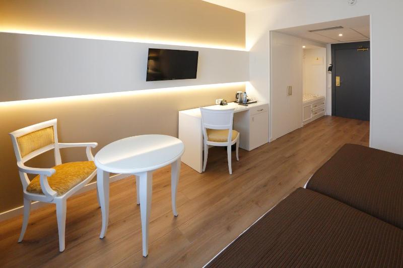 Twin Room image 4