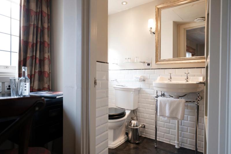 Classic Double Room image 4