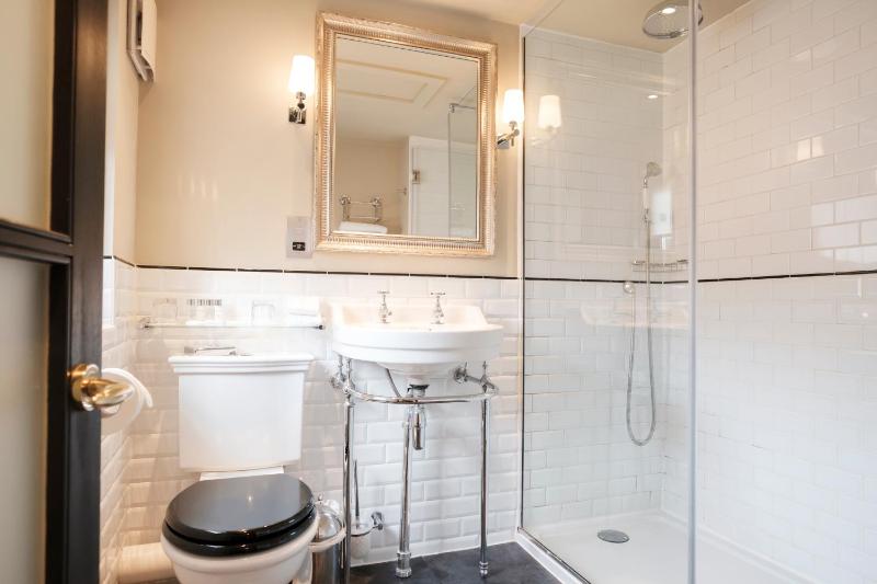 Classic Double Room image 3