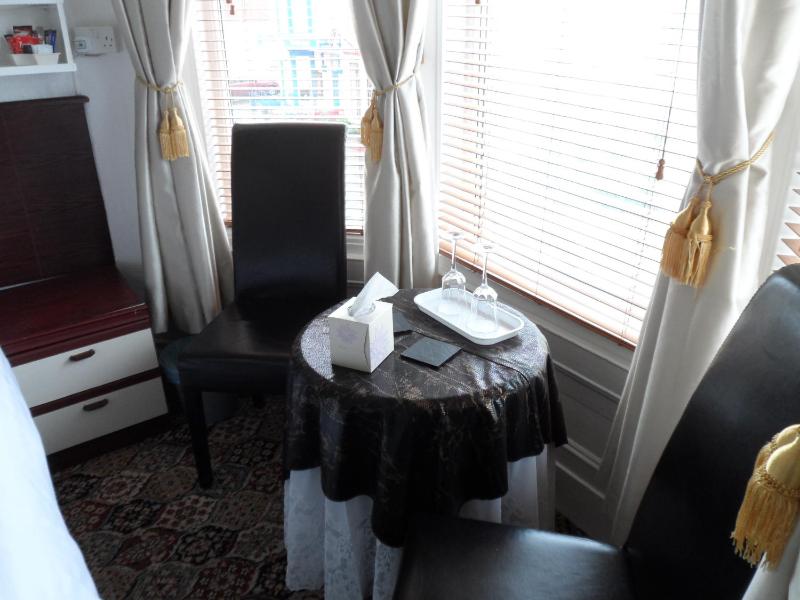 Deluxe Twin Room image 3