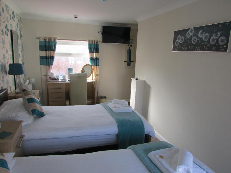 Twin Room image 2