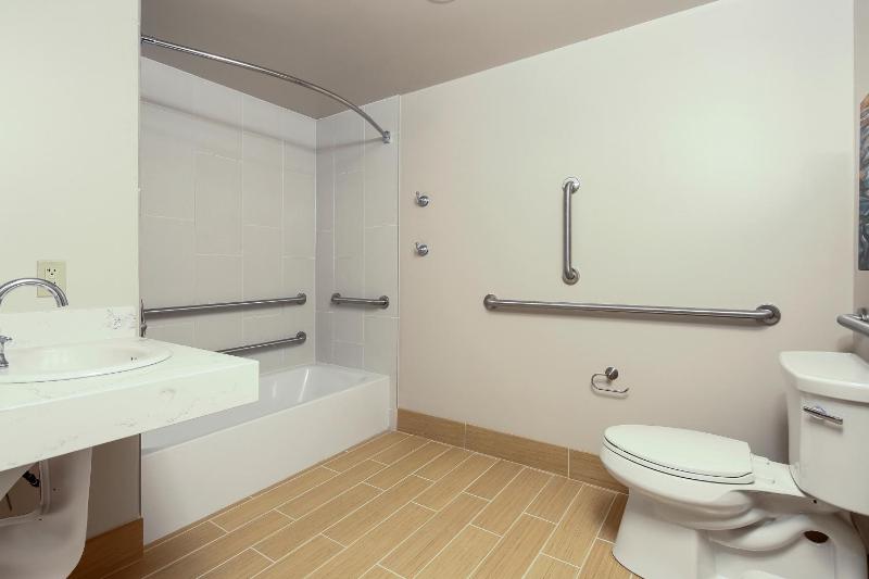 Queen Room with Mobility Accessible Bathtub image 2