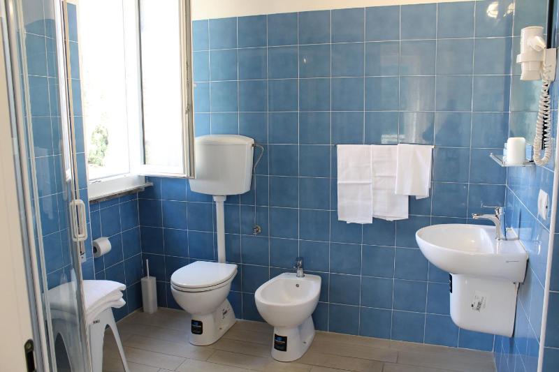 Double Room with Private Bathroom and Balcony image 2