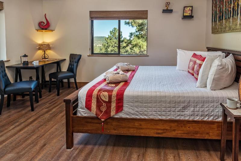 Deluxe King Room image 2