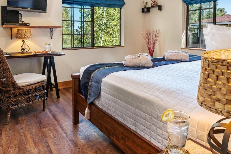 Premium King Suite image 3