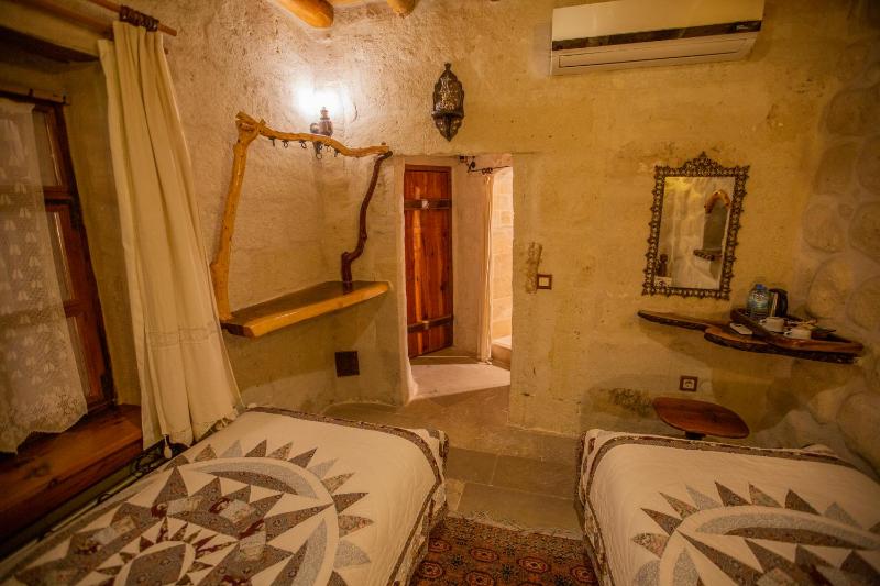 Standard Twin Room image 3