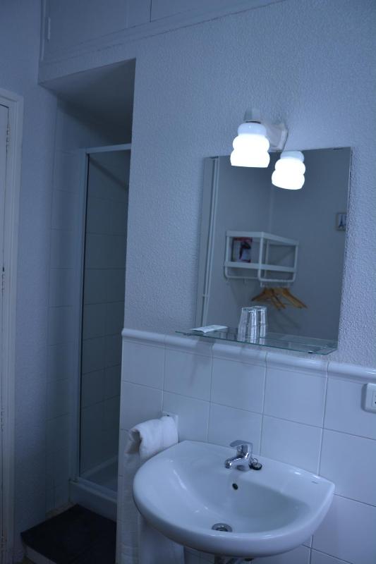 Single Room with Shower image 2