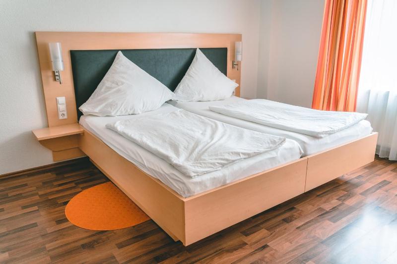 Standard Double Room image 3