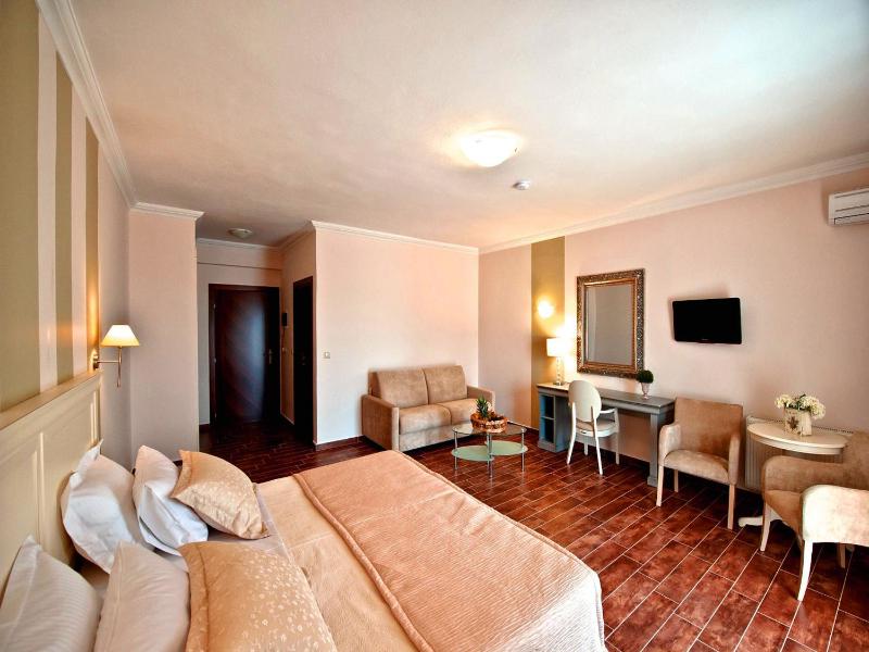 Deluxe Suite with Lake View image 1