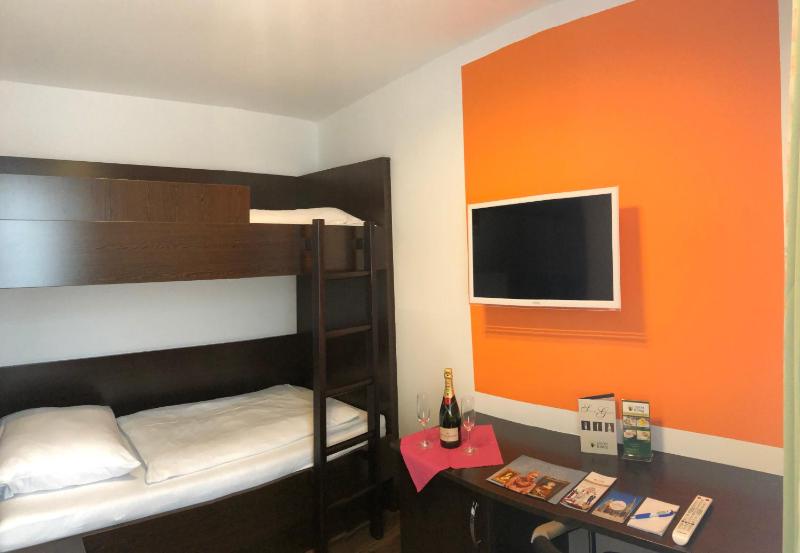 Twin Room with Bunk Bed image 2