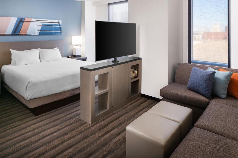 King Studio Suite with Kitchen and Sofa Bed image 3