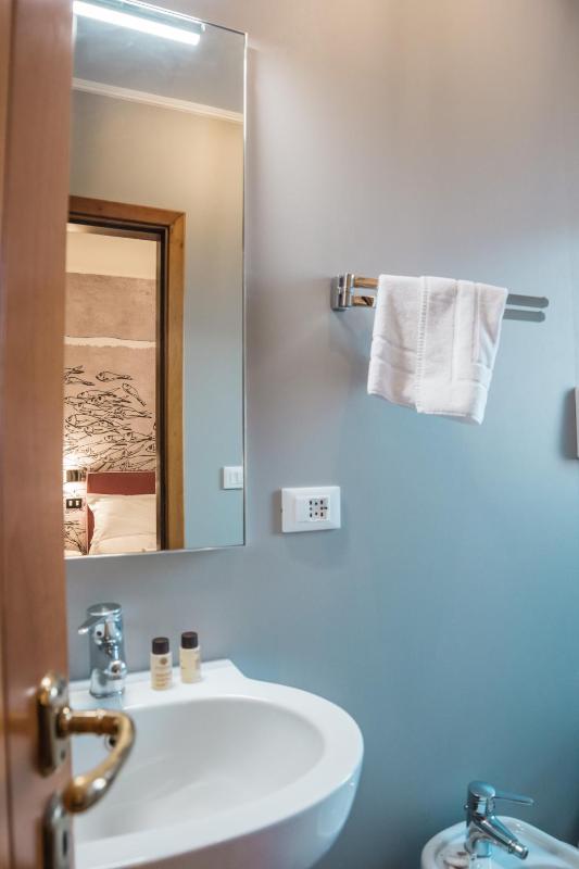 Standard Double Room image 4