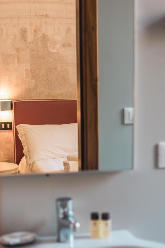 Standard Double Room image 3