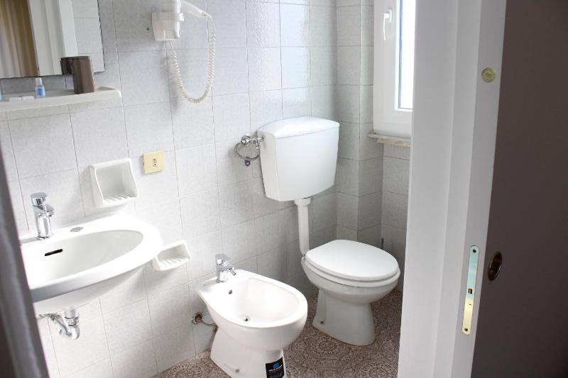 Double Room with Balcony and Partial Sea View image 4