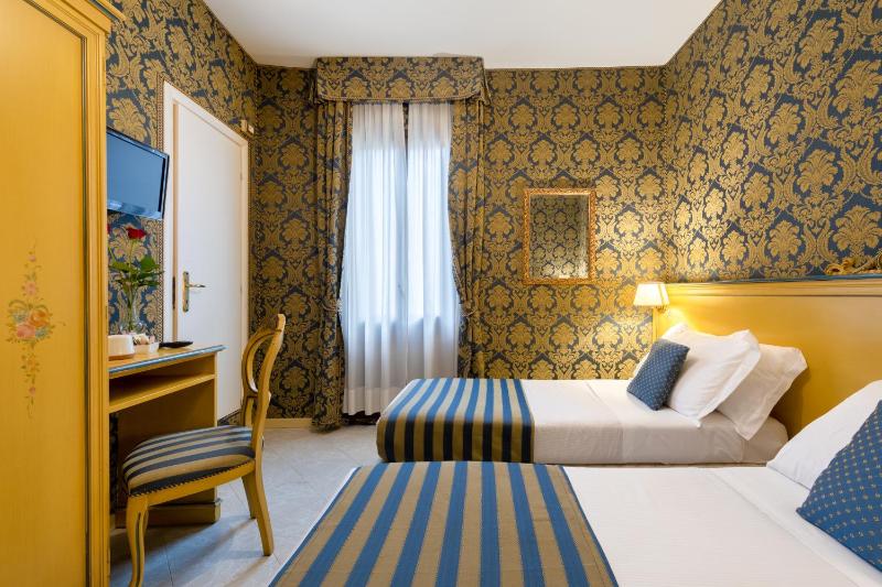 Twin Room image 4