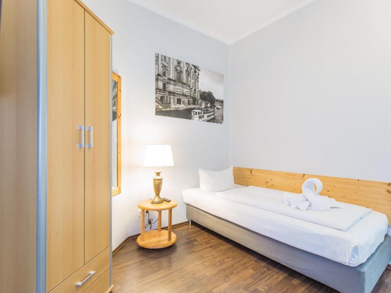 Single Room with Private External Bathroom image 3