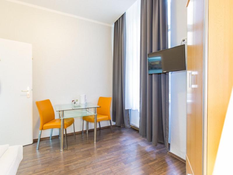 Single Room with Private External Bathroom image 2