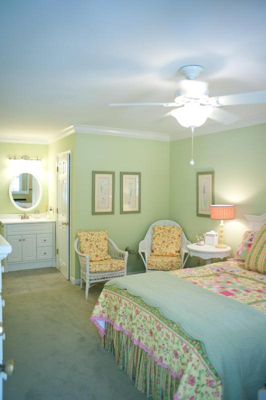 Queen Room with Balcony image 2