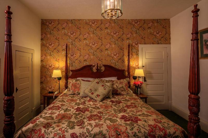 Squire Taylor Suite image 4