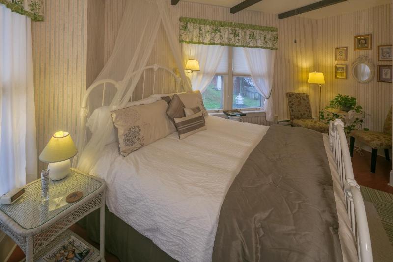 Aunt Sue Room 1 image 4