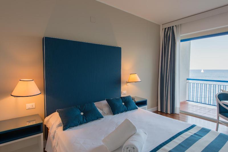 Double Room with Sea View image 1
