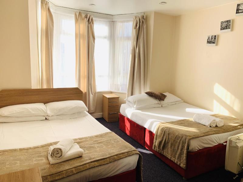 Quadruple Room image 2