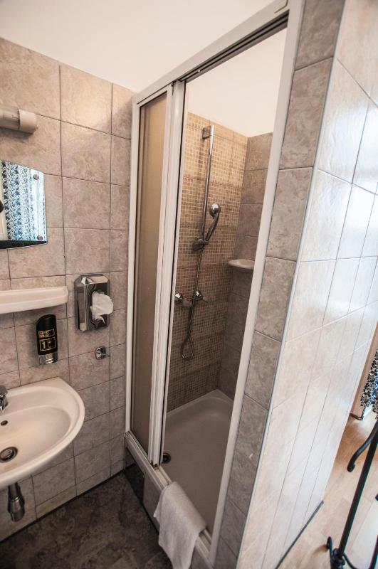 Double Room with Shared Toilet image 1