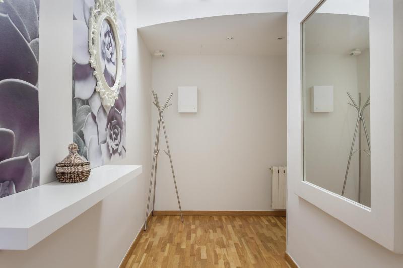 Three-Bedroom Apartment - Calle Sepulveda, 45-47  image 3