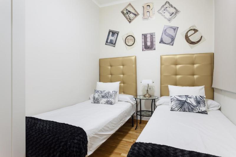 Three-Bedroom Apartment - Calle Sepulveda, 45-47  image 4