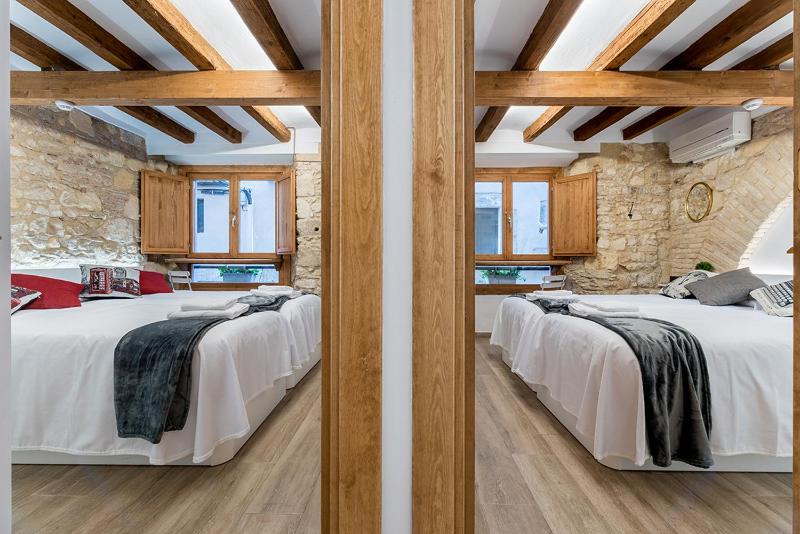 Twin Room with Private Bathroom image 4