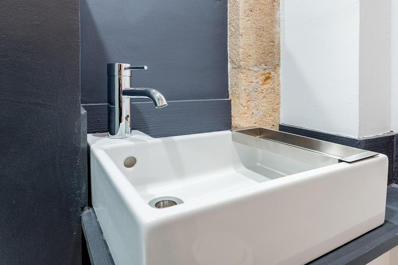 Twin Room with Private Bathroom image 3