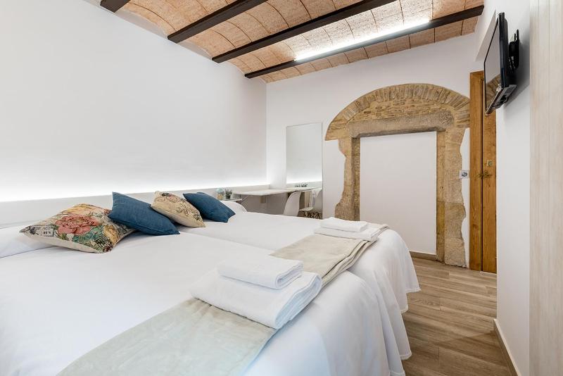 Twin Room with Private Bathroom image 3