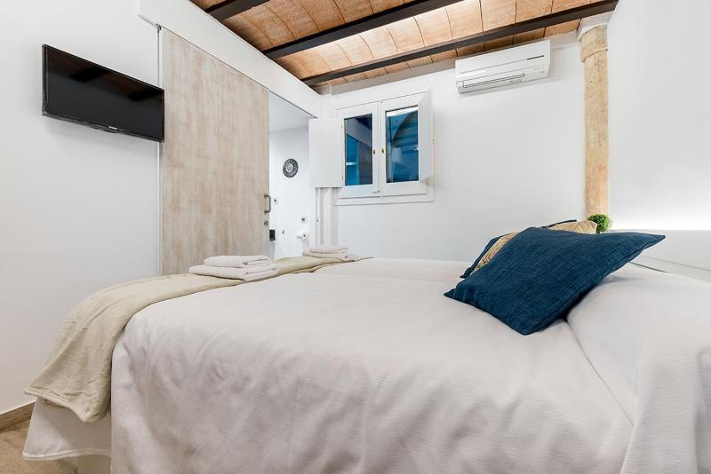 Twin Room with Private Bathroom image 2