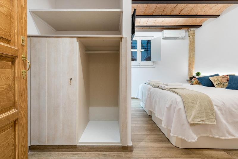 Twin Room with Private Bathroom image 4