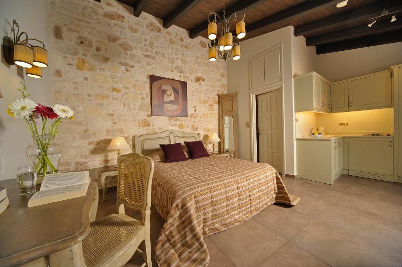 Standard Double Room image 3