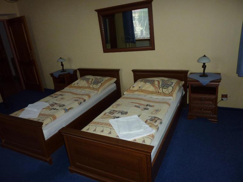 Twin Room with Shared Bathroom image 4