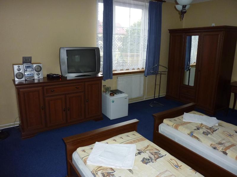 Twin Room with Shared Bathroom image 2