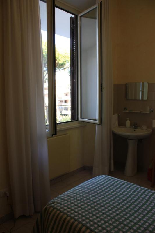 Single Room with Shared Bathroom image 3