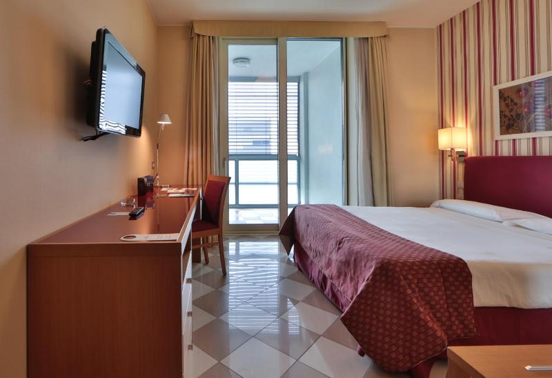 Classic Double Room image 3