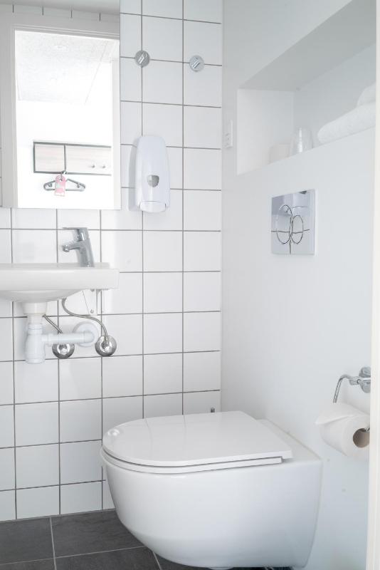 6-Bed Mixed Dormitory Room image 2